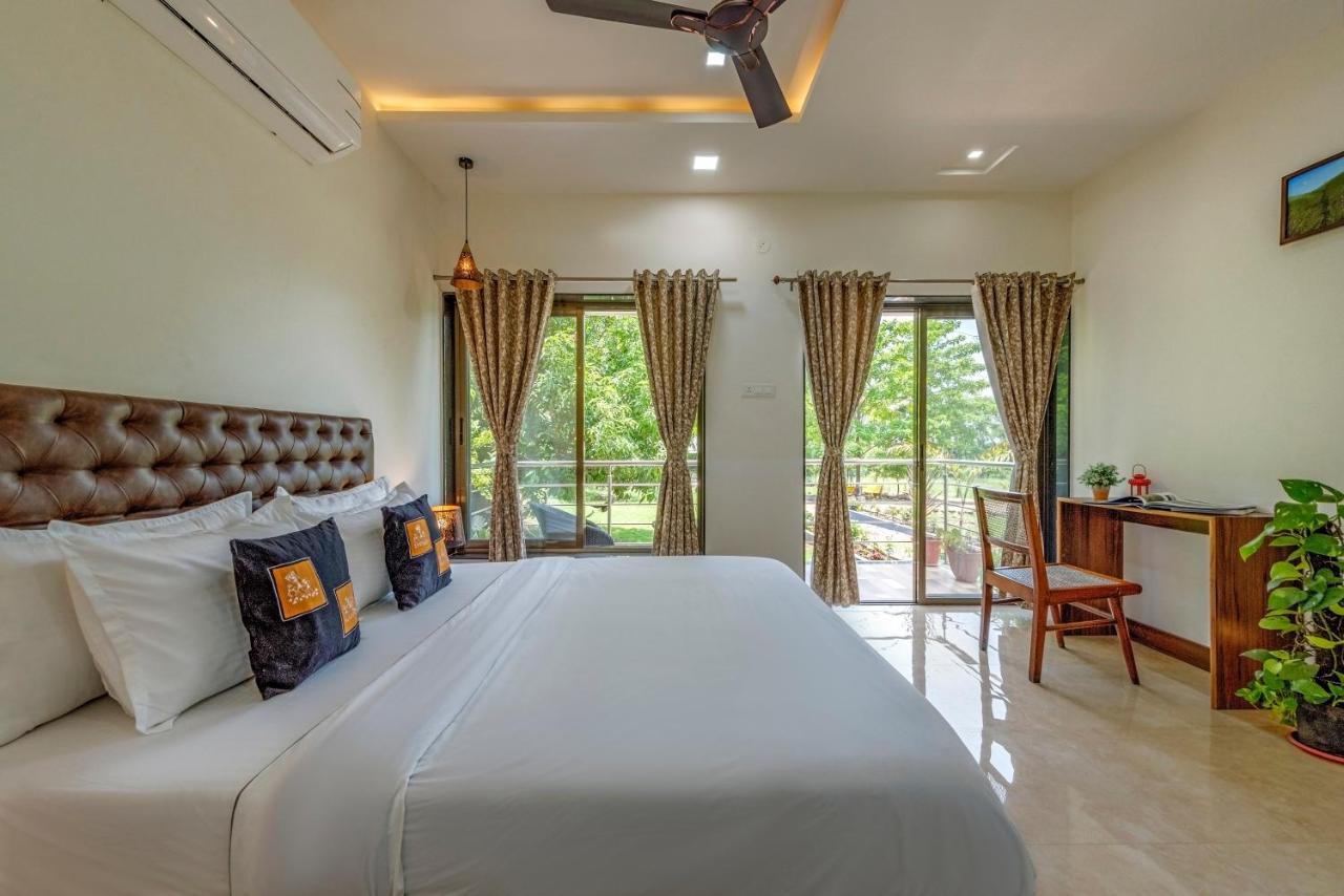 Saffronstays Lakeview Nivara - Farm Stay Villa With Private Pool Near Πούνε Εξωτερικό φωτογραφία